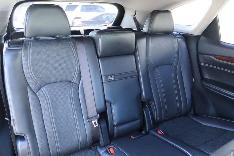 Lexus RX Vehicle Full-screen Gallery Image 25