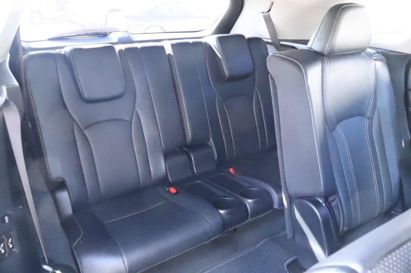 Lexus RX Vehicle Full-screen Gallery Image 26