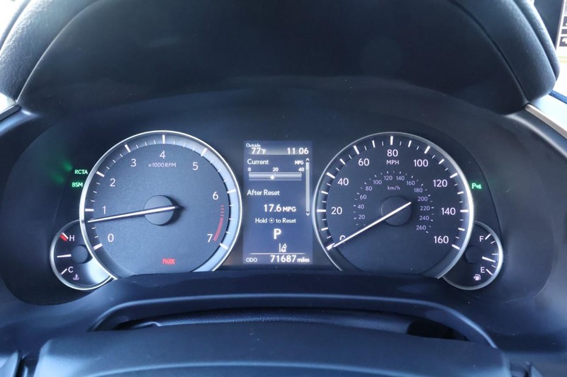 Lexus RX Vehicle Full-screen Gallery Image 28