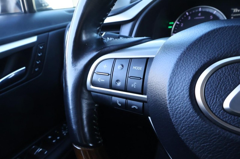 Lexus RX Vehicle Full-screen Gallery Image 30