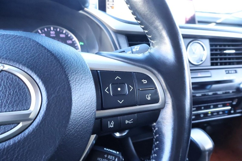 Lexus RX Vehicle Full-screen Gallery Image 31