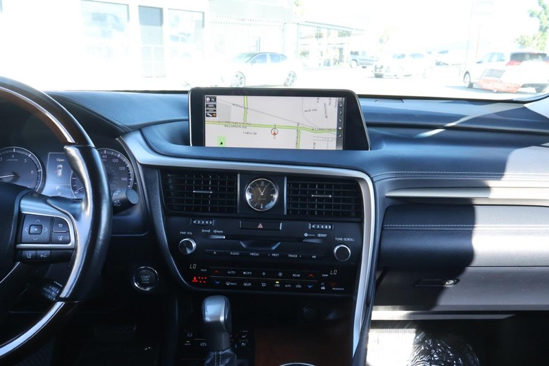 Lexus RX Vehicle Full-screen Gallery Image 32