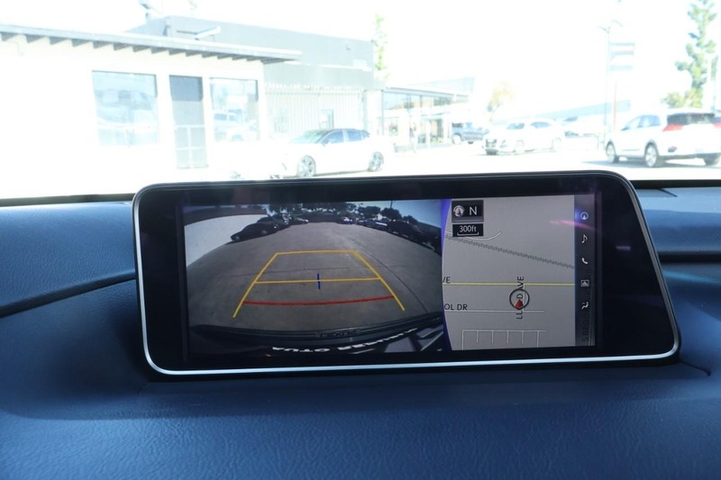 Lexus RX Vehicle Full-screen Gallery Image 34