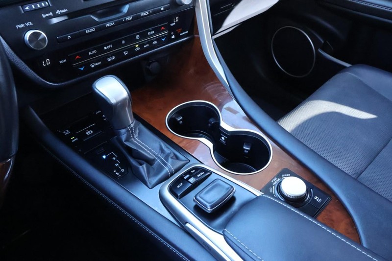 Lexus RX Vehicle Full-screen Gallery Image 36