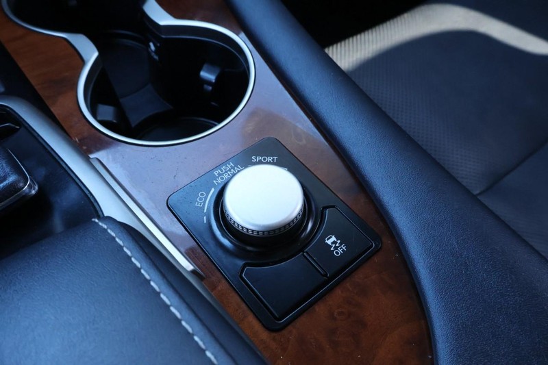 Lexus RX Vehicle Full-screen Gallery Image 38