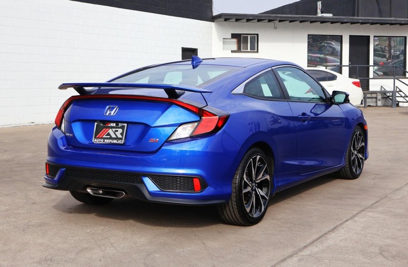 Honda Civic Si Coupe Vehicle Full-screen Gallery Image 05