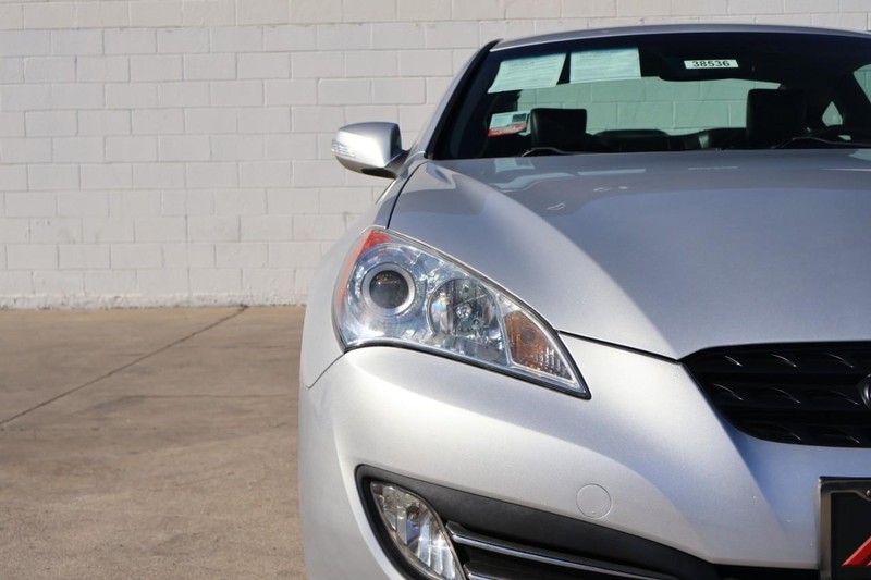 Hyundai Genesis Coupe Vehicle Full-screen Gallery Image 03