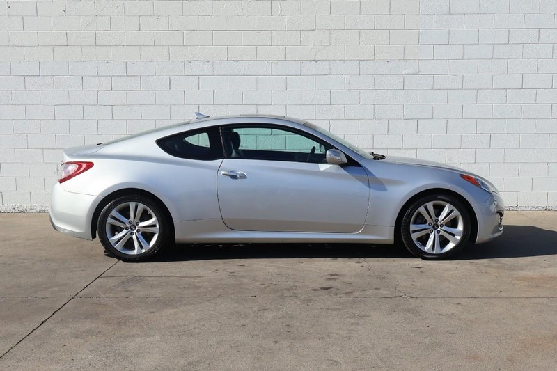 Hyundai Genesis Coupe Vehicle Full-screen Gallery Image 04