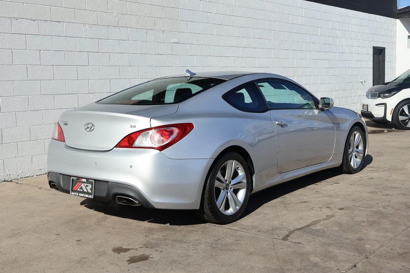Hyundai Genesis Coupe Vehicle Full-screen Gallery Image 05