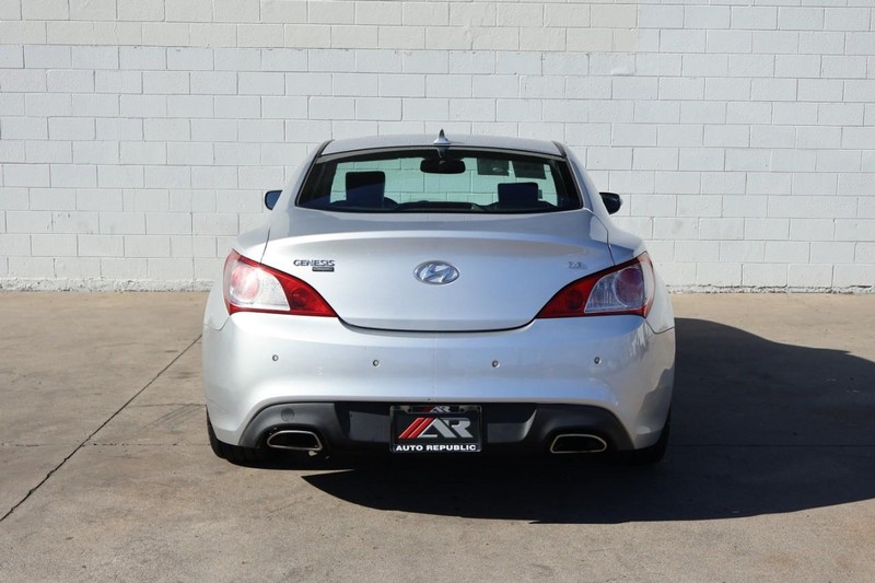 Hyundai Genesis Coupe Vehicle Full-screen Gallery Image 06