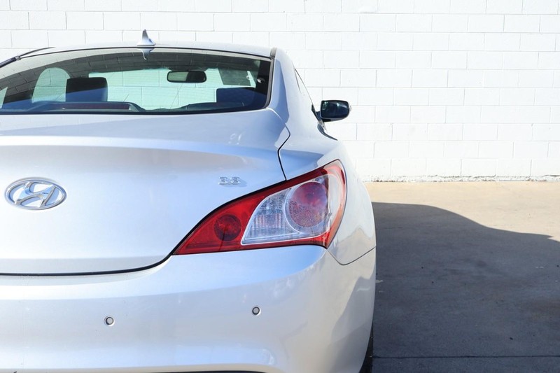 Hyundai Genesis Coupe Vehicle Full-screen Gallery Image 07