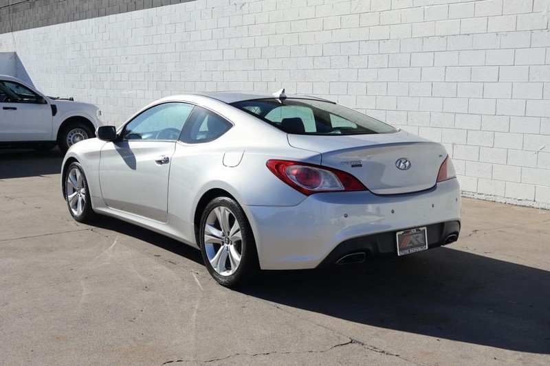 Hyundai Genesis Coupe Vehicle Full-screen Gallery Image 09
