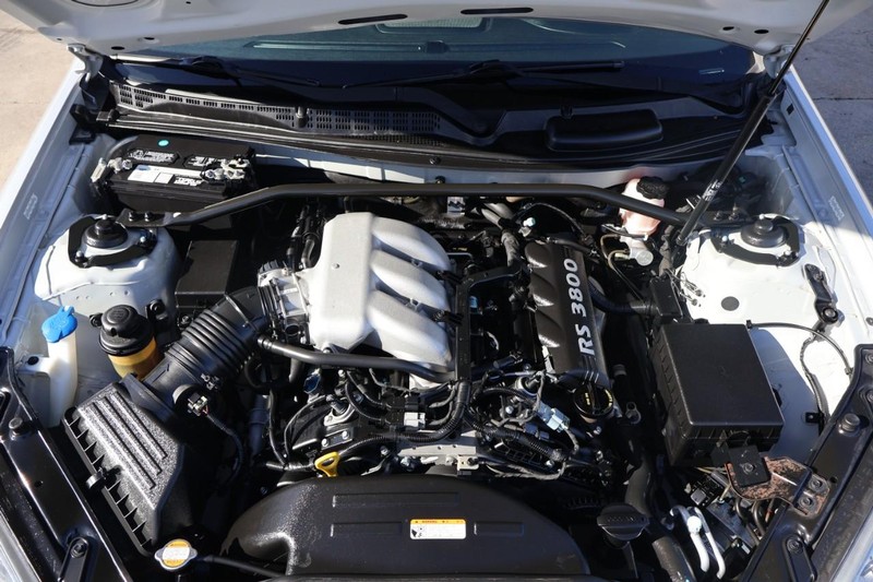 Hyundai Genesis Coupe Vehicle Full-screen Gallery Image 12