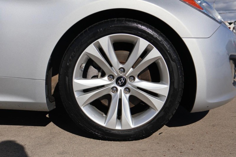 Hyundai Genesis Coupe Vehicle Full-screen Gallery Image 13