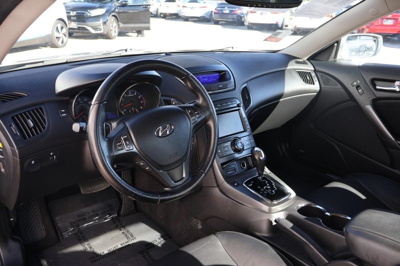 Hyundai Genesis Coupe Vehicle Full-screen Gallery Image 15