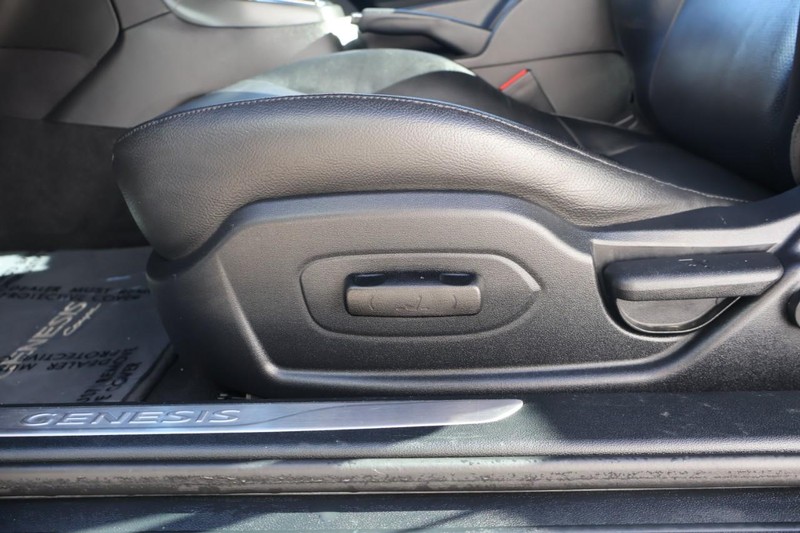 Hyundai Genesis Coupe Vehicle Full-screen Gallery Image 16