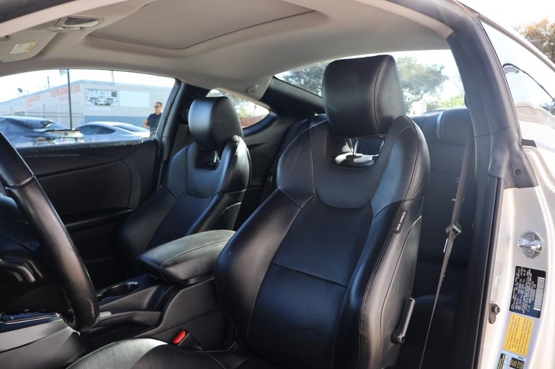 Hyundai Genesis Coupe Vehicle Full-screen Gallery Image 17