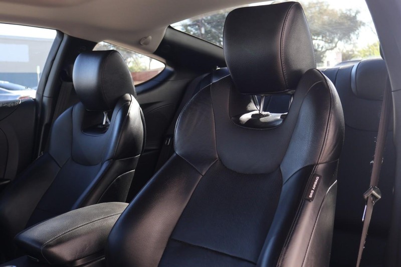 Hyundai Genesis Coupe Vehicle Full-screen Gallery Image 18