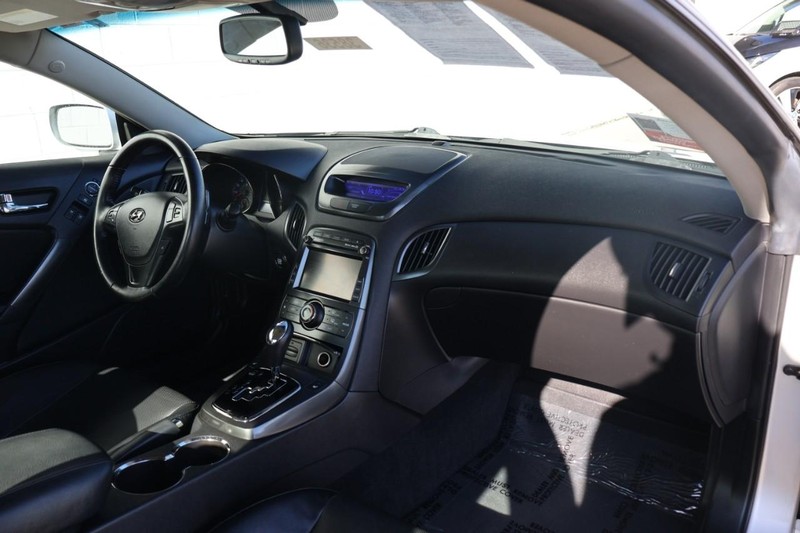 Hyundai Genesis Coupe Vehicle Full-screen Gallery Image 19