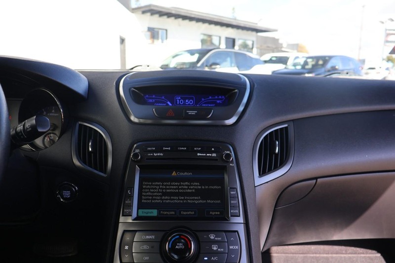 Hyundai Genesis Coupe Vehicle Full-screen Gallery Image 27