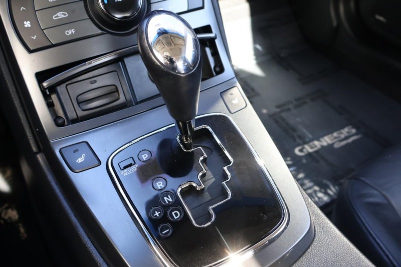 Hyundai Genesis Coupe Vehicle Full-screen Gallery Image 31