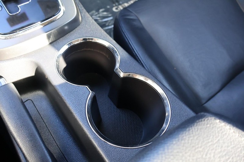 Hyundai Genesis Coupe Vehicle Full-screen Gallery Image 32