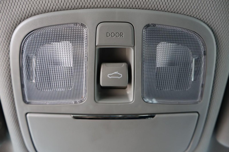 Hyundai Genesis Coupe Vehicle Full-screen Gallery Image 33