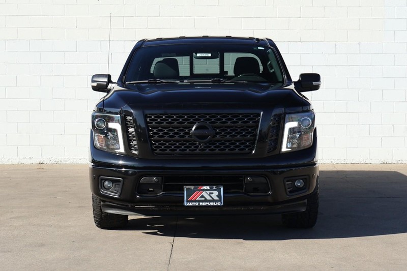Nissan Titan Vehicle Full-screen Gallery Image 02