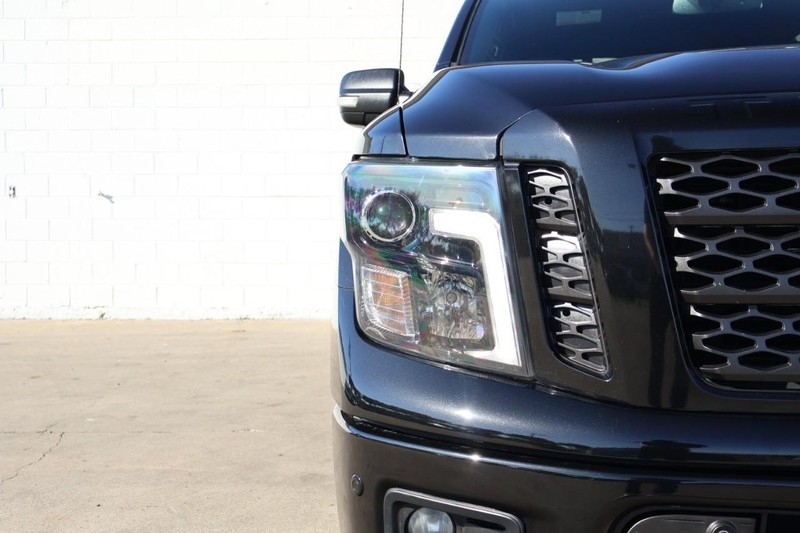 Nissan Titan Vehicle Full-screen Gallery Image 03