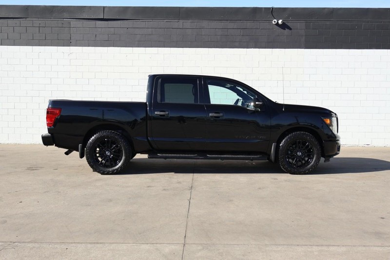 Nissan Titan Vehicle Full-screen Gallery Image 04