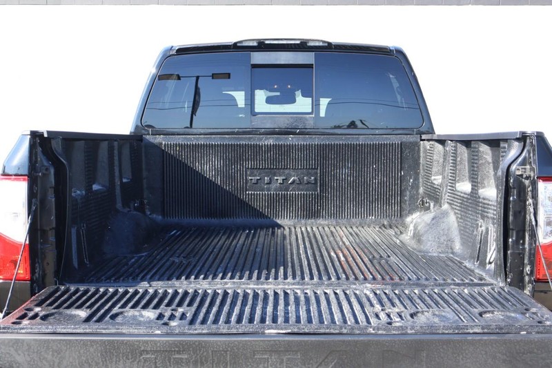 Nissan Titan Vehicle Full-screen Gallery Image 09