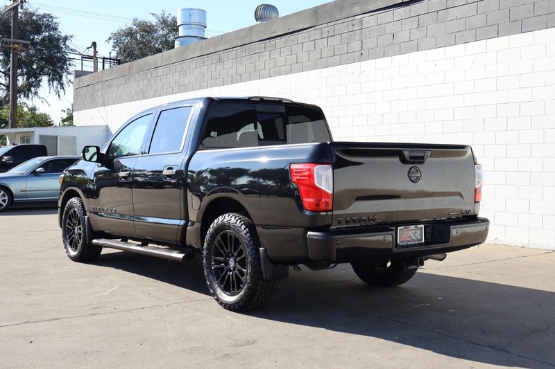 Nissan Titan Vehicle Full-screen Gallery Image 11
