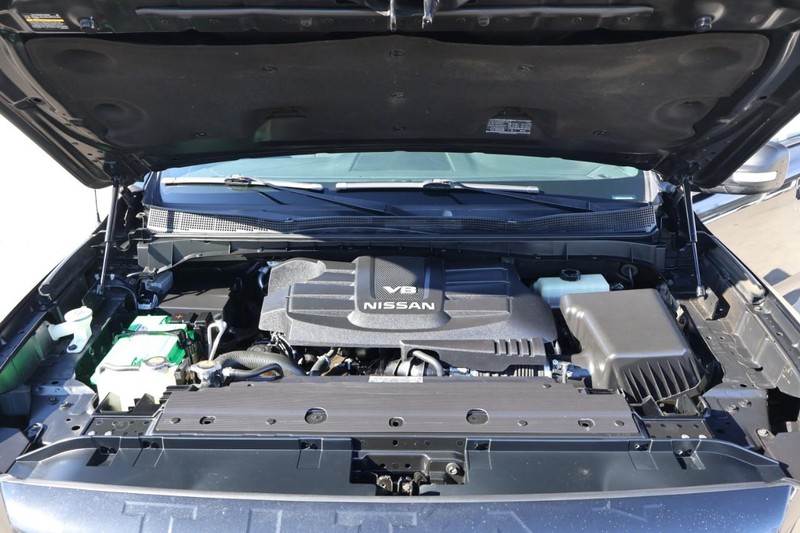 Nissan Titan Vehicle Full-screen Gallery Image 14