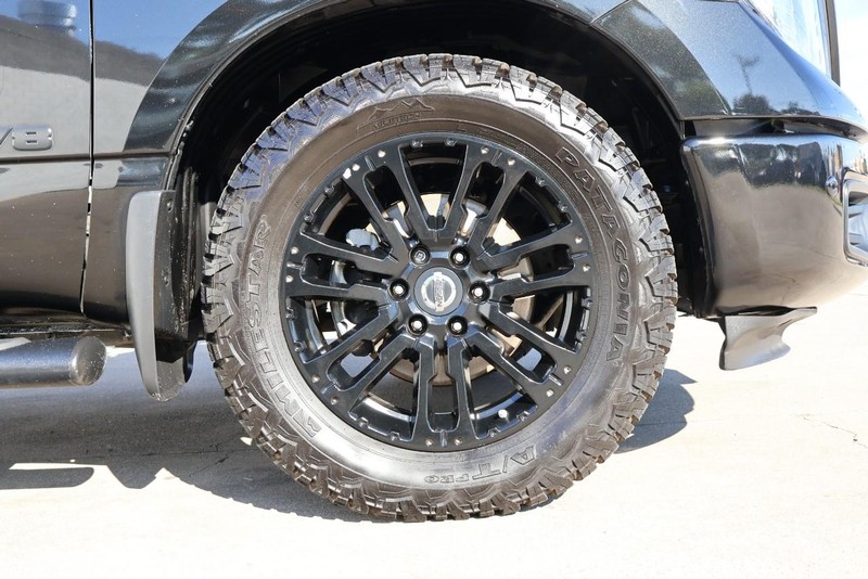 Nissan Titan Vehicle Full-screen Gallery Image 15