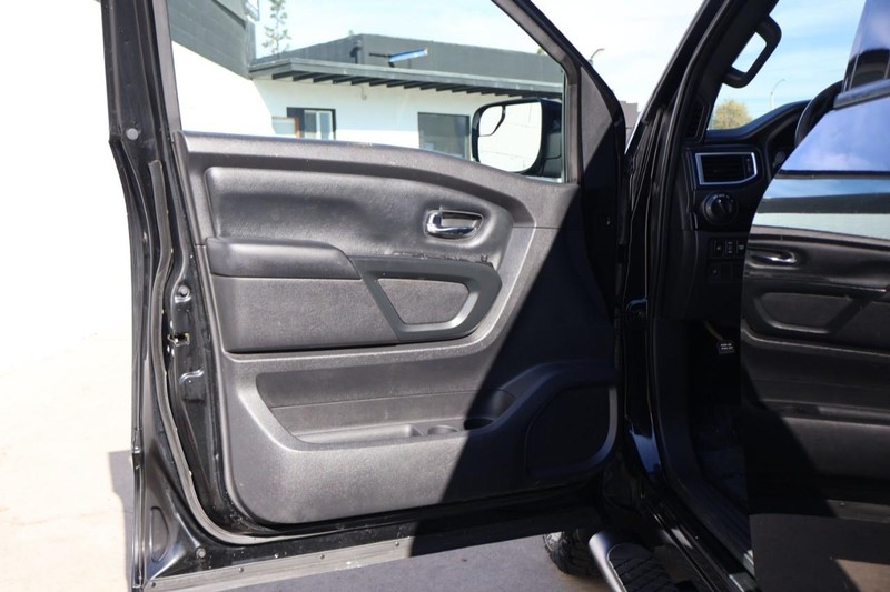 Nissan Titan Vehicle Full-screen Gallery Image 16