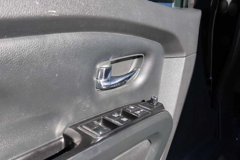 Nissan Titan Vehicle Full-screen Gallery Image 17