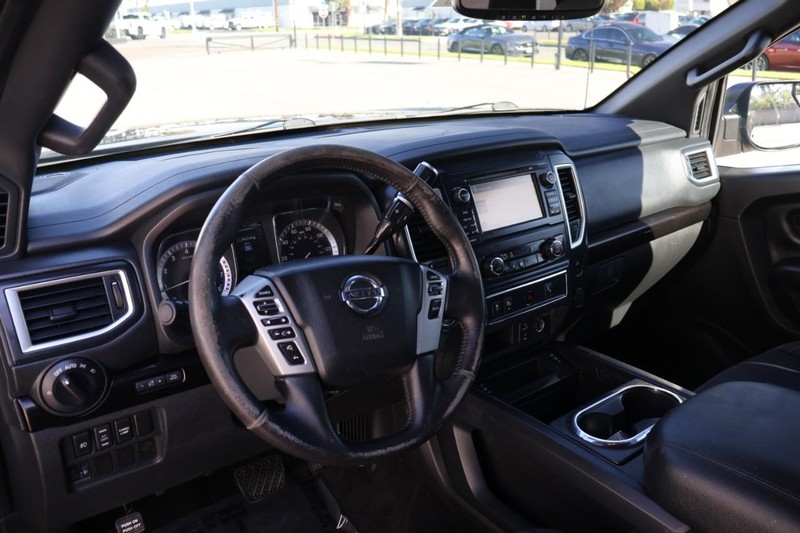 Nissan Titan Vehicle Full-screen Gallery Image 18