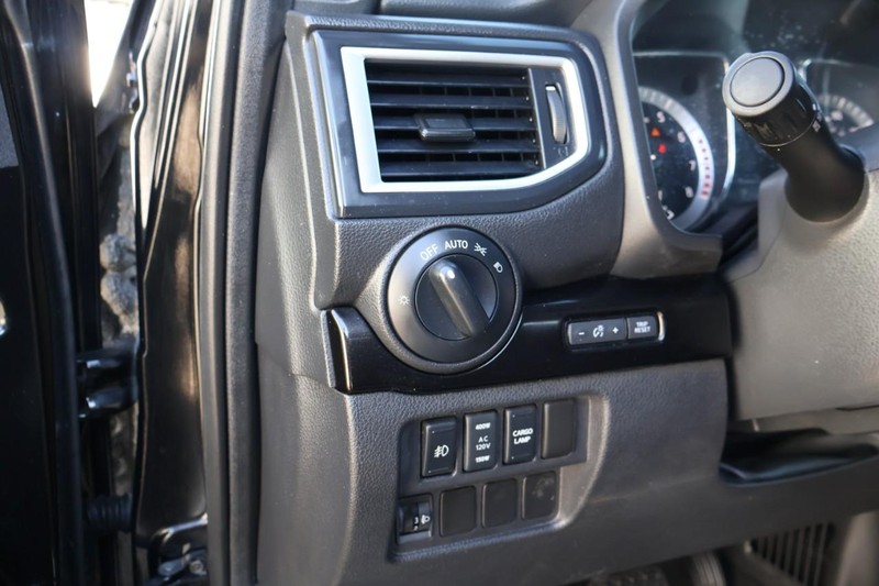 Nissan Titan Vehicle Full-screen Gallery Image 19