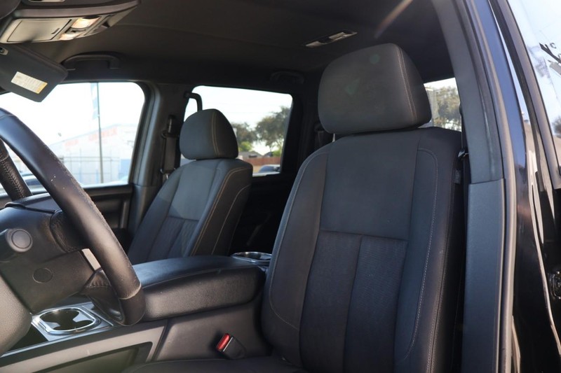 Nissan Titan Vehicle Full-screen Gallery Image 20