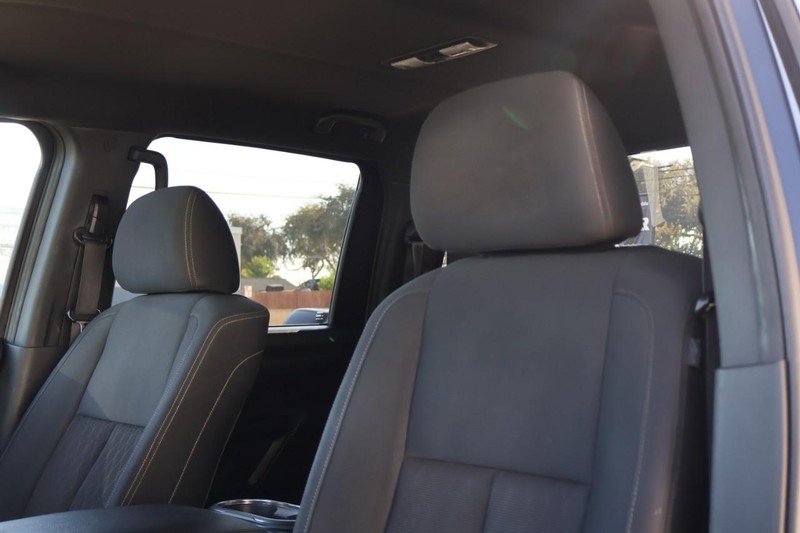 Nissan Titan Vehicle Full-screen Gallery Image 21