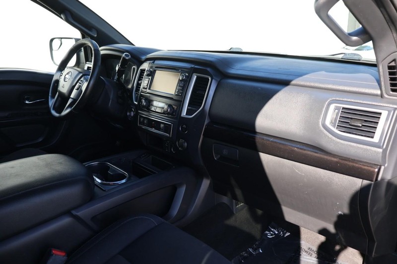 Nissan Titan Vehicle Full-screen Gallery Image 23