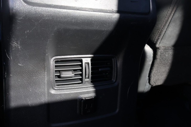 Nissan Titan Vehicle Full-screen Gallery Image 27