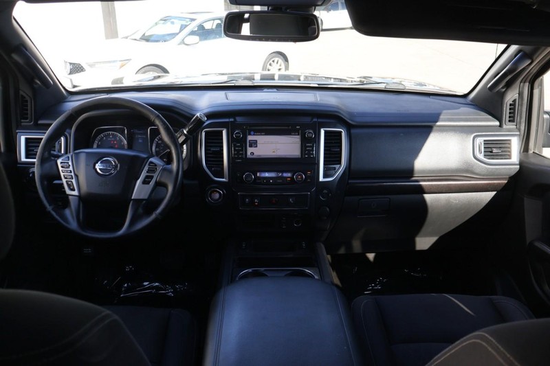 Nissan Titan Vehicle Full-screen Gallery Image 28