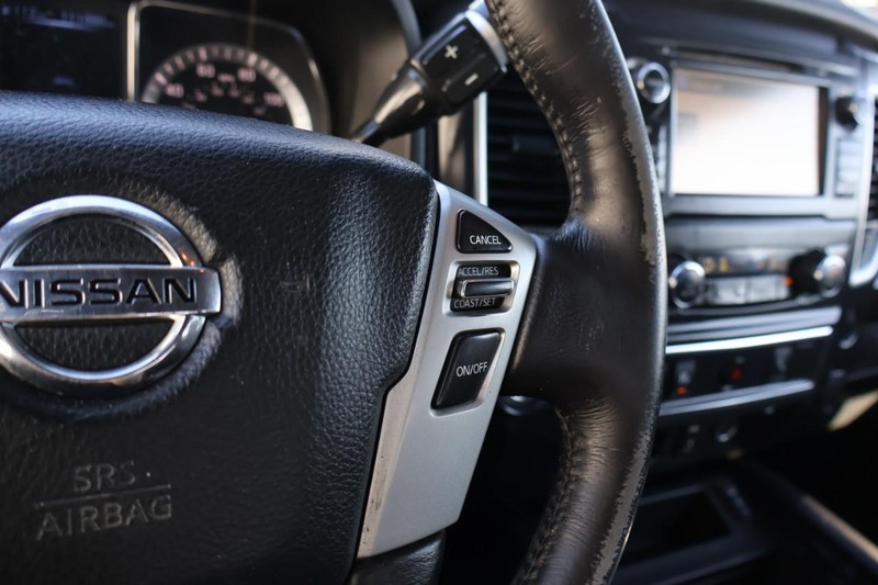 Nissan Titan Vehicle Full-screen Gallery Image 32