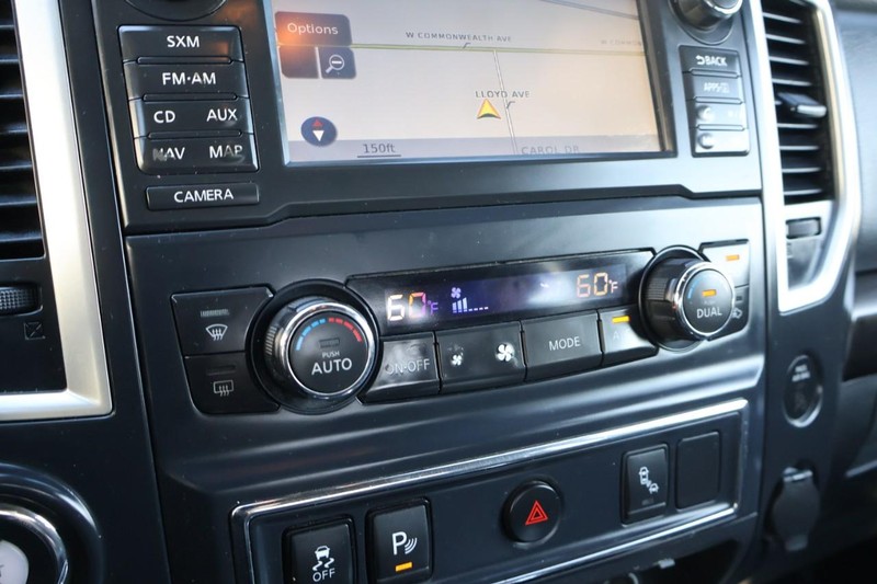 Nissan Titan Vehicle Full-screen Gallery Image 36