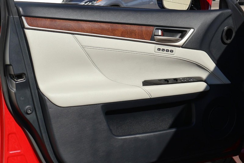 Lexus GS 350 Vehicle Full-screen Gallery Image 15