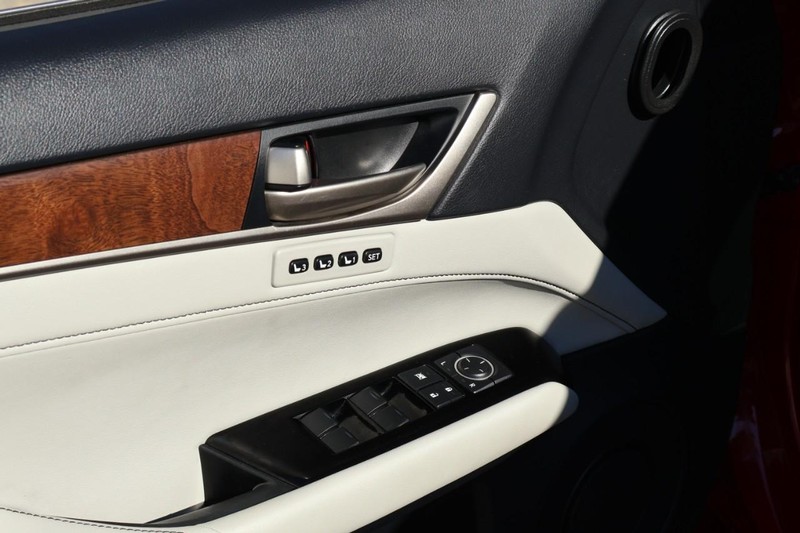 Lexus GS 350 Vehicle Full-screen Gallery Image 16