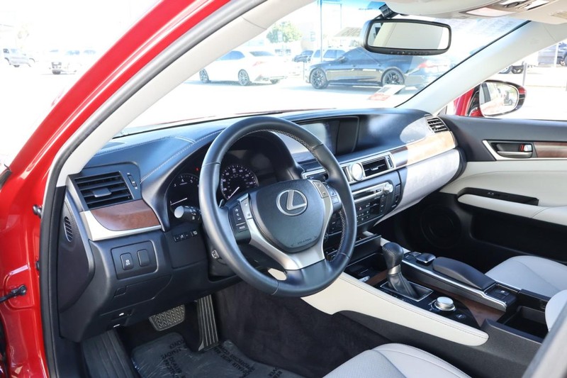 Lexus GS 350 Vehicle Full-screen Gallery Image 17