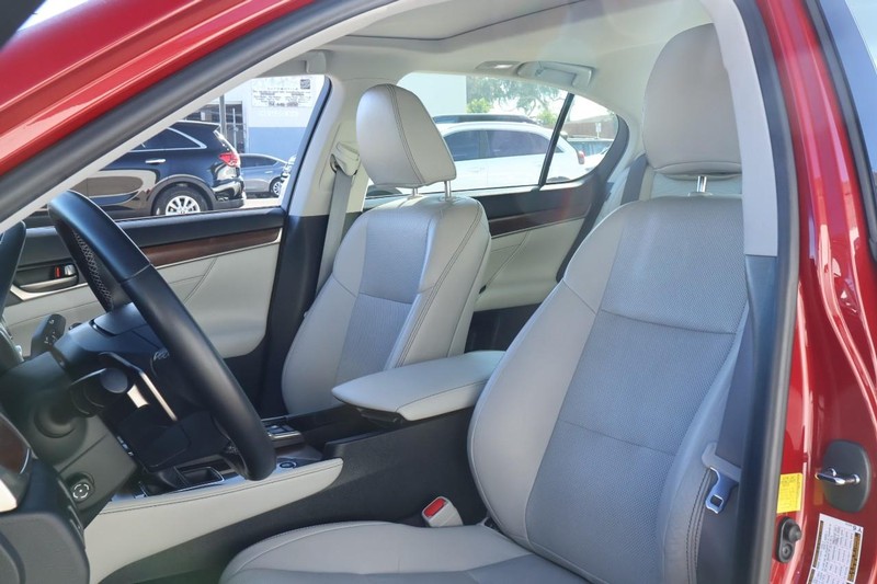 Lexus GS 350 Vehicle Full-screen Gallery Image 19