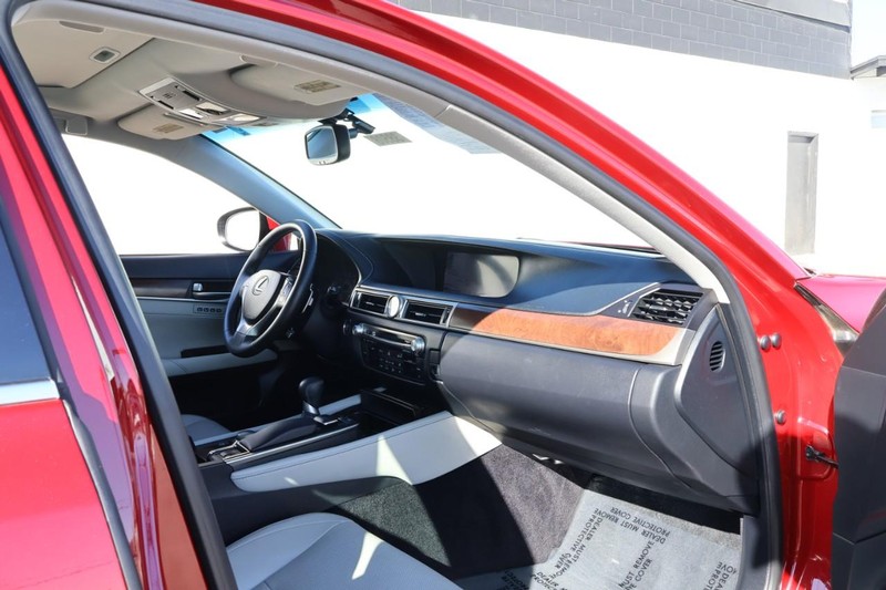 Lexus GS 350 Vehicle Full-screen Gallery Image 21